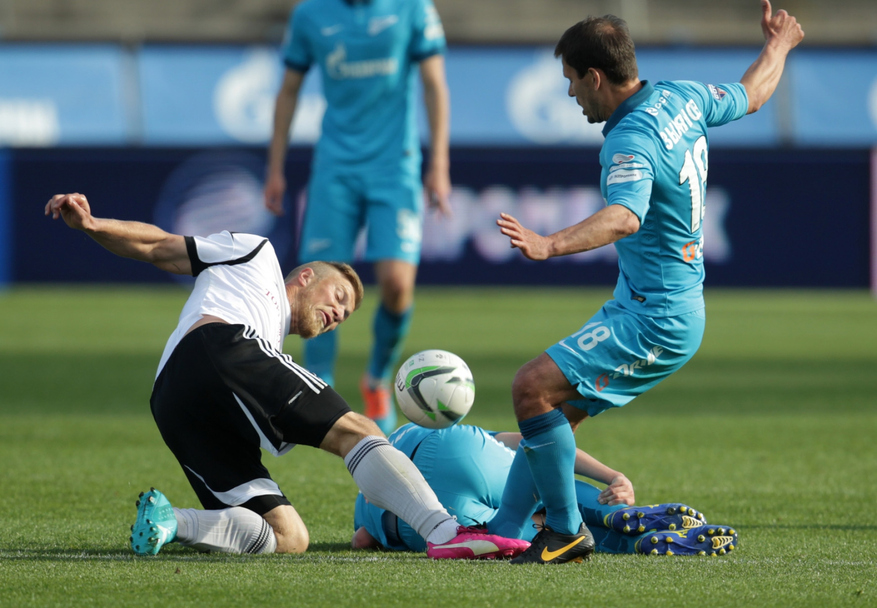 Футбол 2 лига зона б. Фотокомплект Зенит-2. Зоны в футболе. Football Zone.