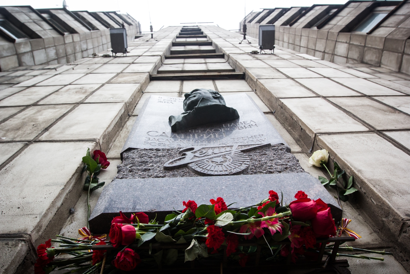 Возложение цветов к мемориальной доске Павла Федоровича Садырина на Московском проспекте.