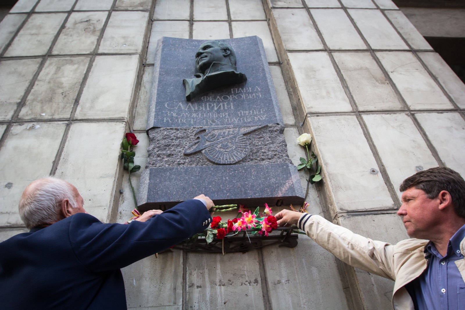 Возложение цветов к мемориальной доске Павла Федоровича Садырина на Московском проспекте.