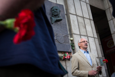 Возложение цветов к мемориальной доске Павла Федоровича Садырина на Московском проспекте.