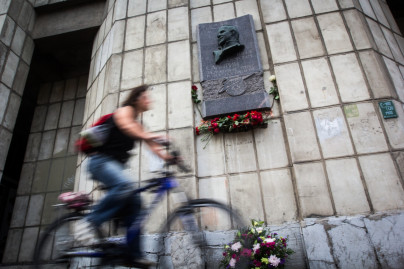 Возложение цветов к мемориальной доске Павла Федоровича Садырина на Московском проспекте.