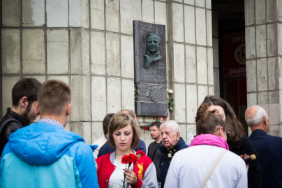 Возложение цветов к мемориальной доске Павла Федоровича Садырина на Московском проспекте.