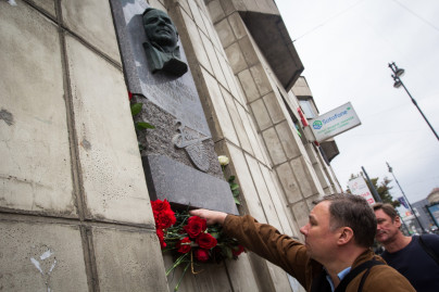 Возложение цветов к мемориальной доске Павла Федоровича Садырина на Московском проспекте.