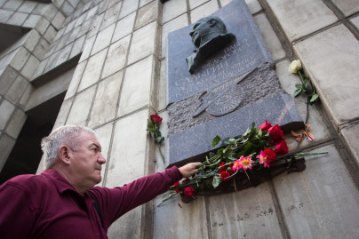 Возложение цветов к мемориальной доске Павла Федоровича Садырина на Московском проспекте.