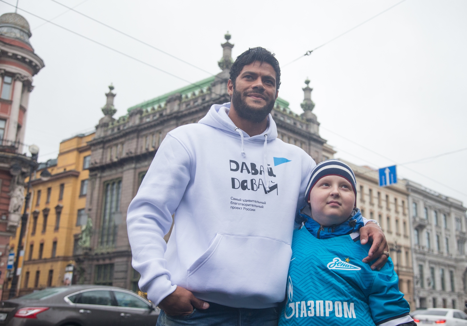 «Давай-давай!»: Халк спел на Невском проспекте, чтобы помочь больным детям