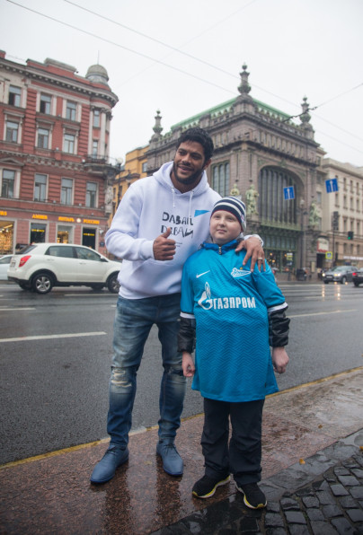 «Давай-давай!»: Халк спел на Невском проспекте, чтобы помочь больным детям