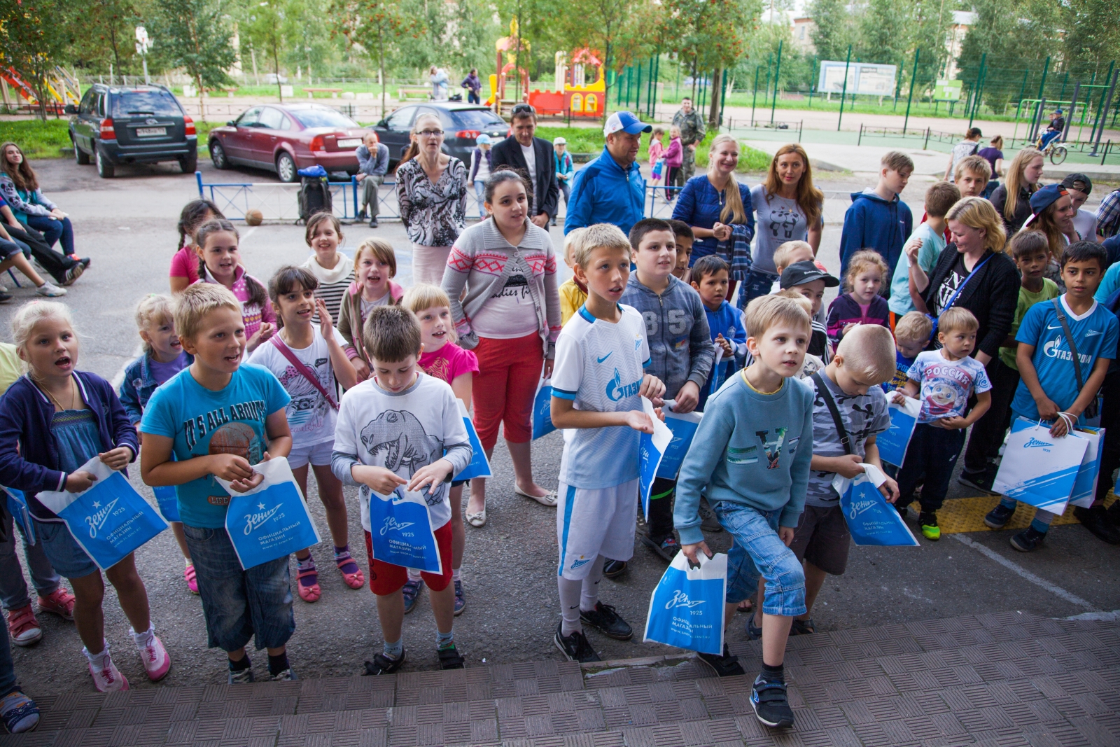 Синегривый Лев посетил детский лагерь в Колпино