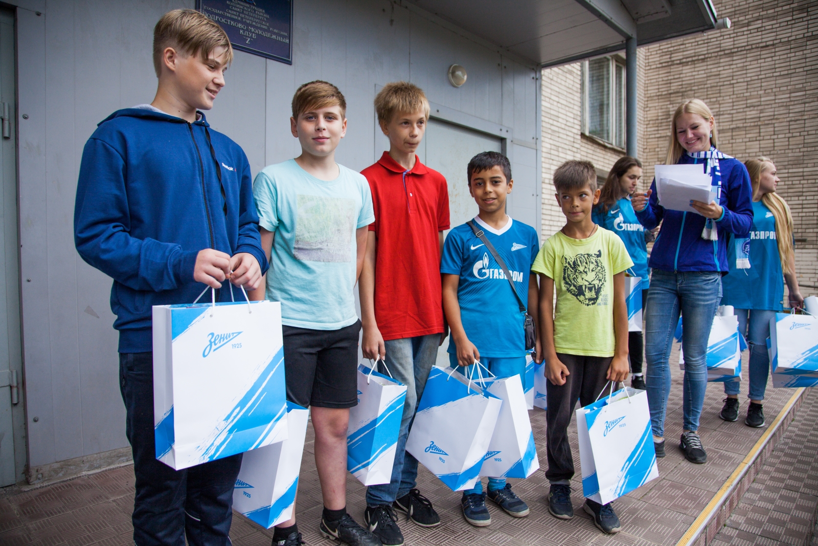 Синегривый Лев посетил детский лагерь в Колпино