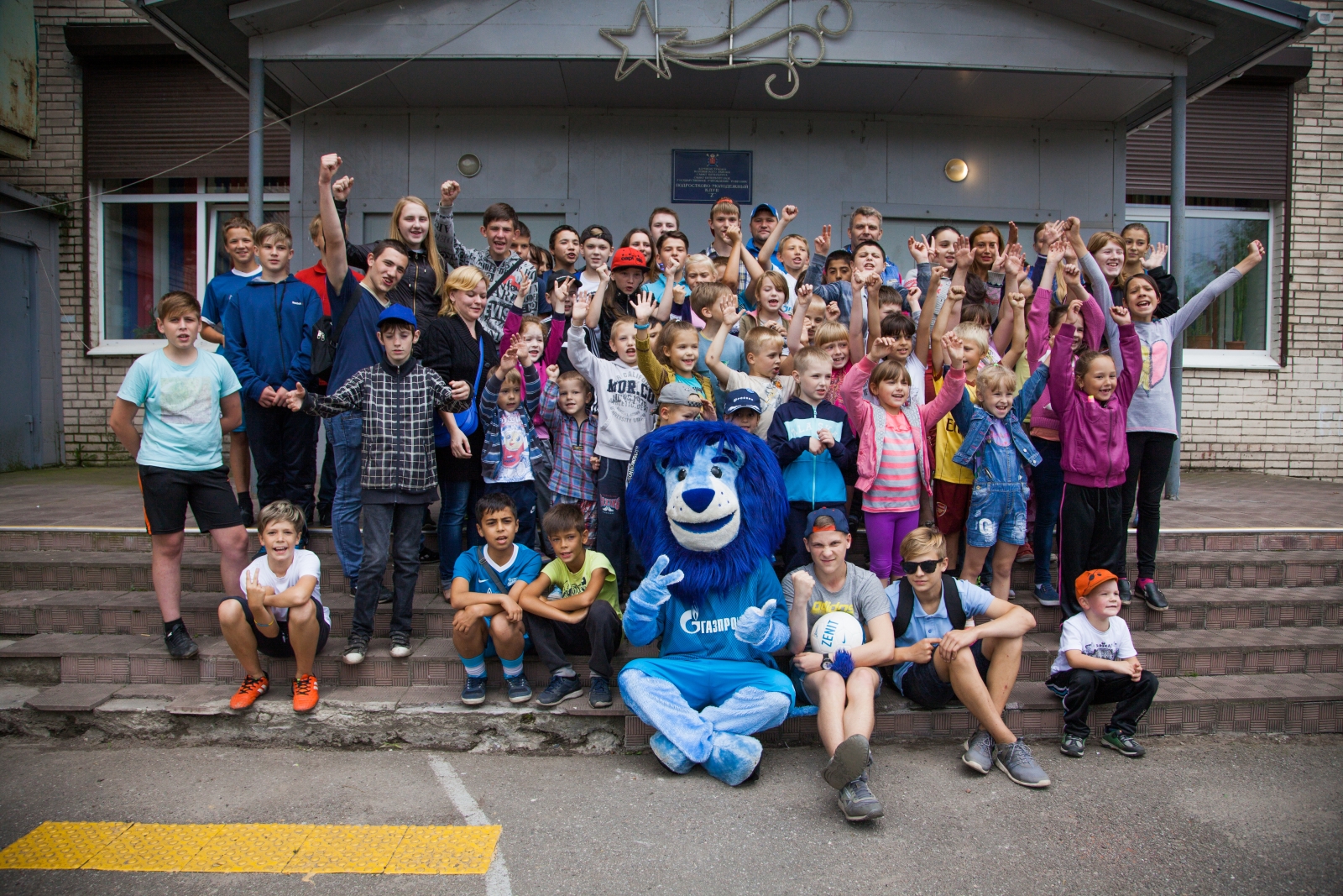Синегривый Лев посетил детский лагерь в Колпино