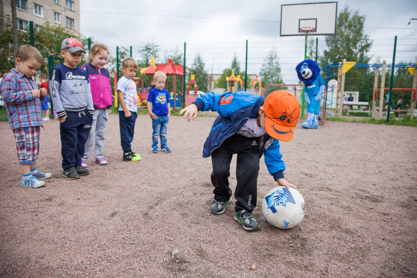 Синегривый Лев посетил детский лагерь в Колпино