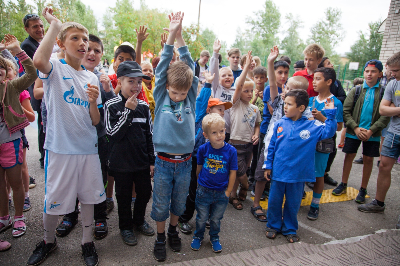 Синегривый Лев посетил детский лагерь в Колпино