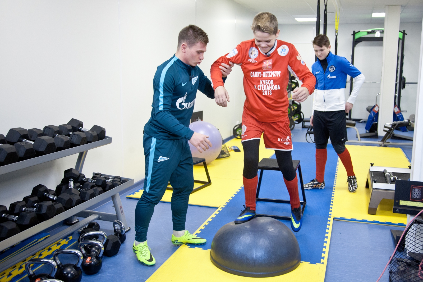 «Клуб добрых дел»: Игроки «Зенита»-2 встретились с воспитанниками детского дома