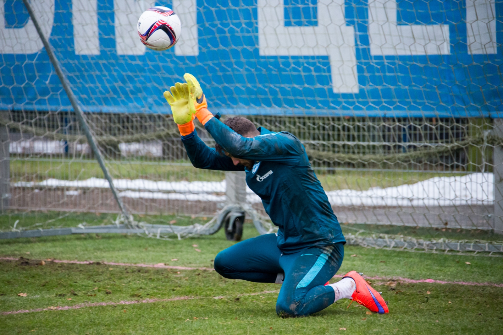 Тренировка «Зенита» перед матчем против «Маккаби»: фоторепортаж из «Газпром» — тренировочного центра.