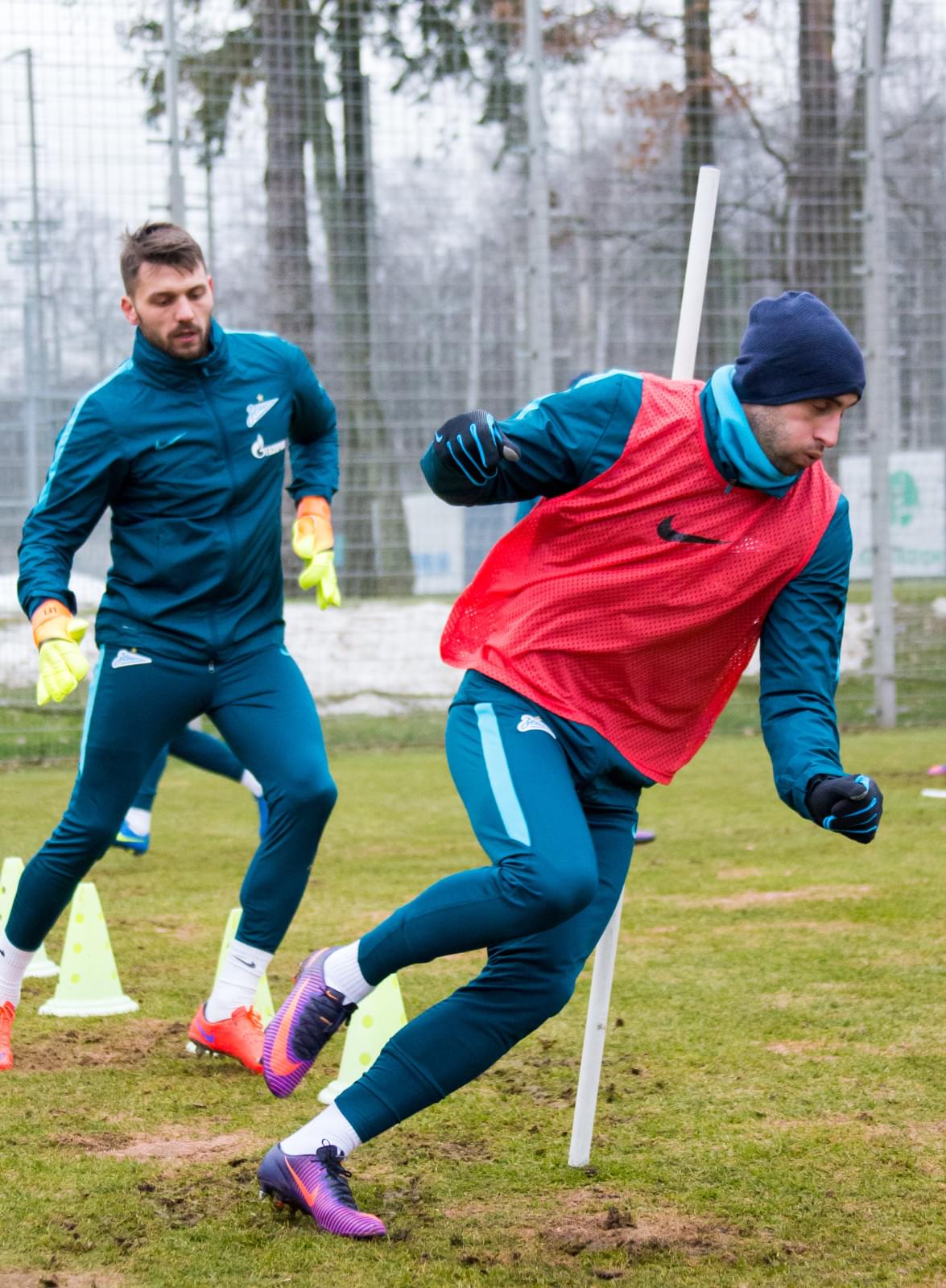 Тренировка «Зенита» перед матчем против «Маккаби»: фоторепортаж из «Газпром» — тренировочного центра.