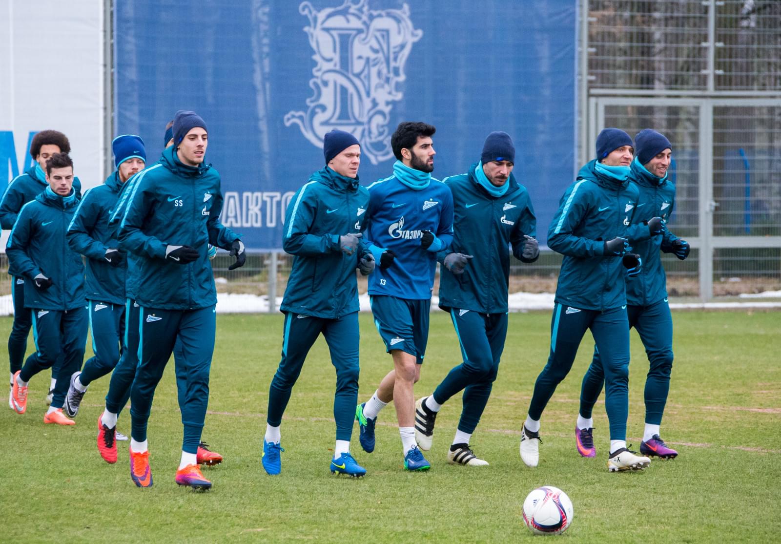 Тренировка «Зенита» перед матчем против «Маккаби»: фоторепортаж из «Газпром» — тренировочного центра.