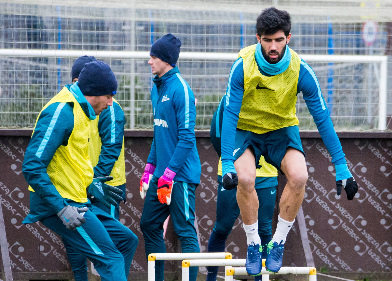 Тренировка «Зенита» перед матчем против «Маккаби»: фоторепортаж из «Газпром» — тренировочного центра.