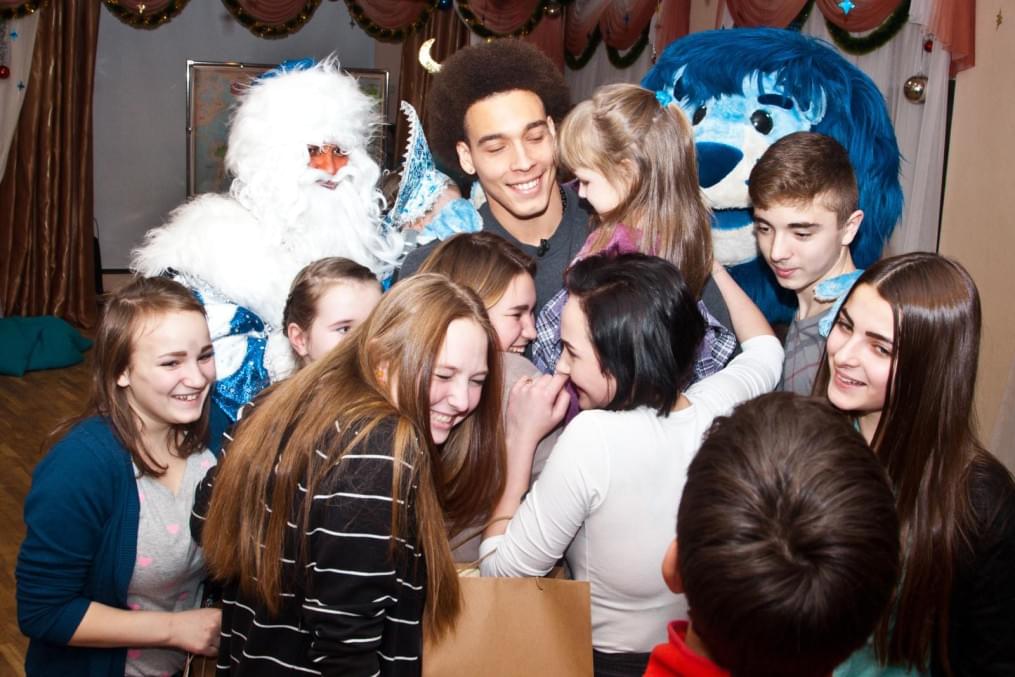 Клуб Добрых Дел: Аксель Витсель принимает участие в программе «Новогодний рейс»