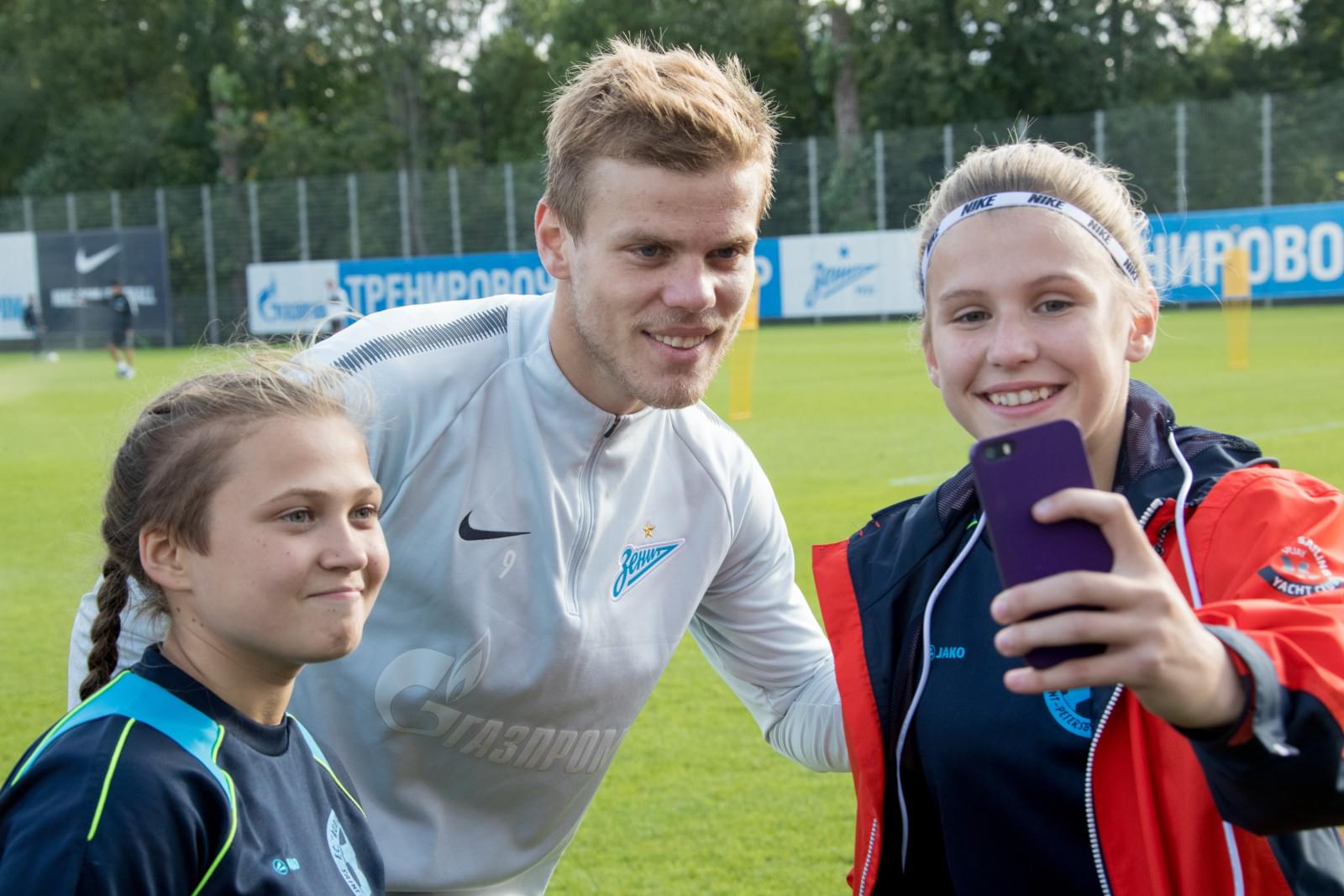 Футболистки «Авроры» в гостях у «Зенита»