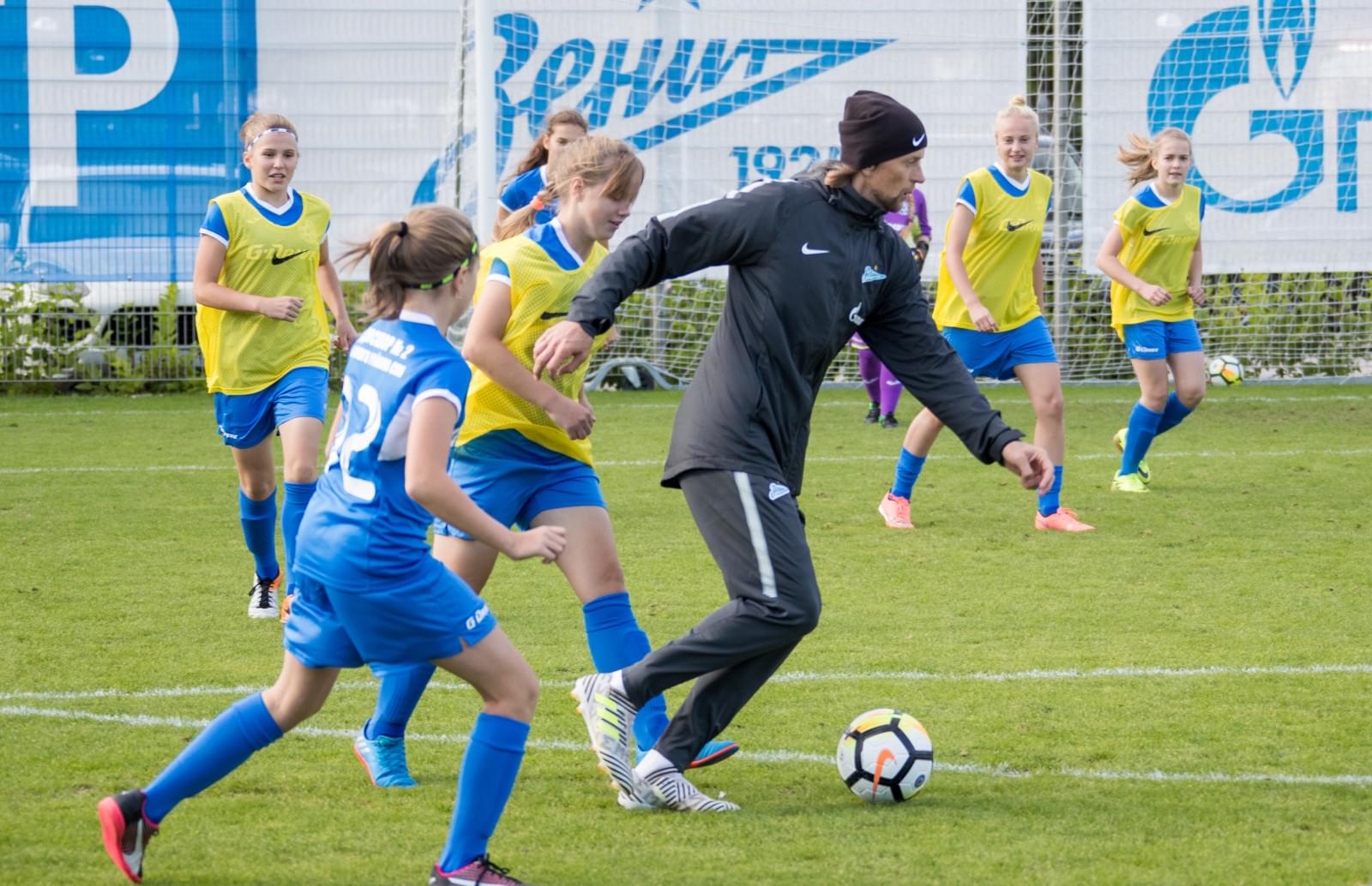 Футболистки «Авроры» в гостях у «Зенита»