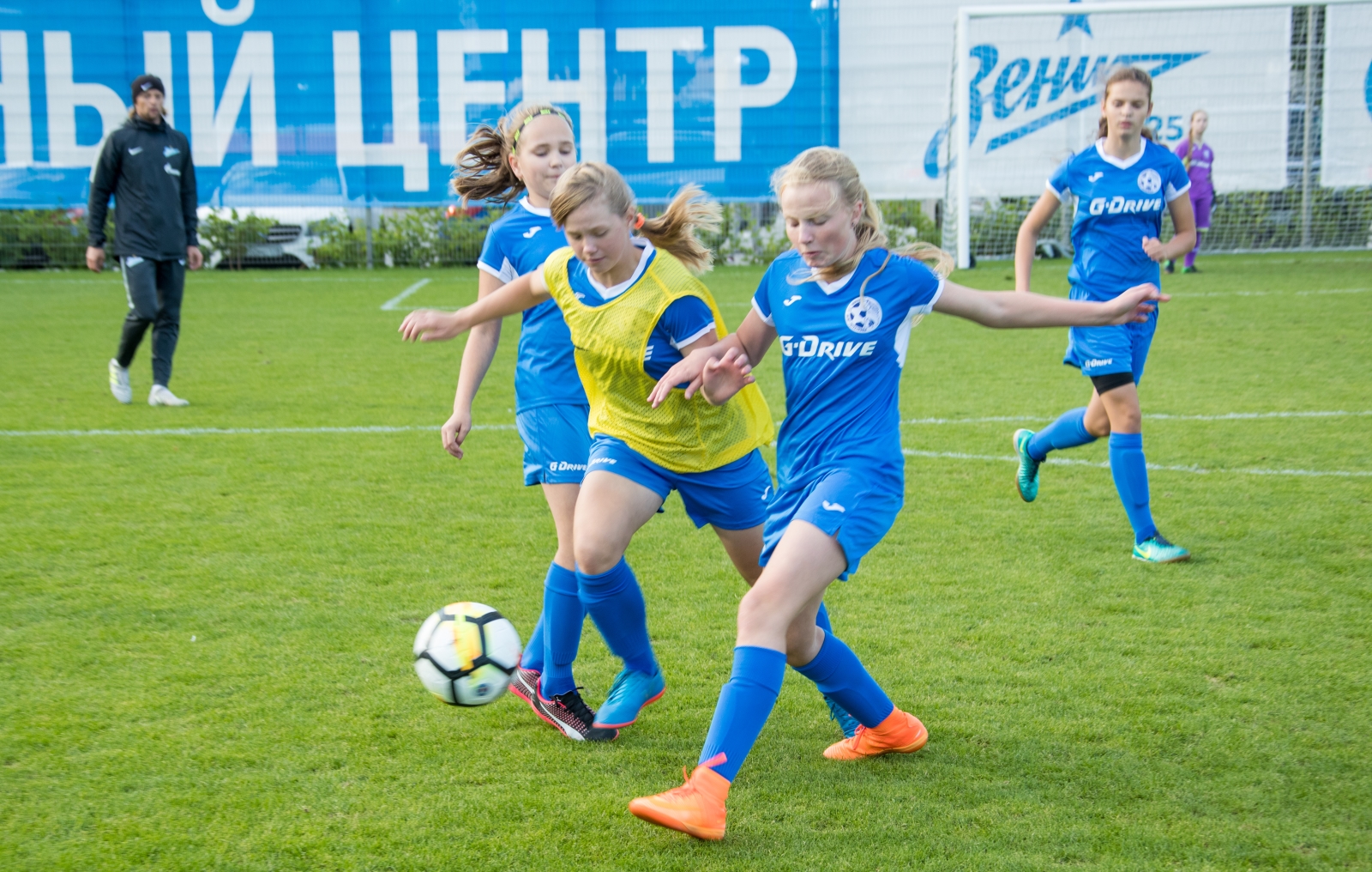 Футболистки «Авроры» в гостях у «Зенита»