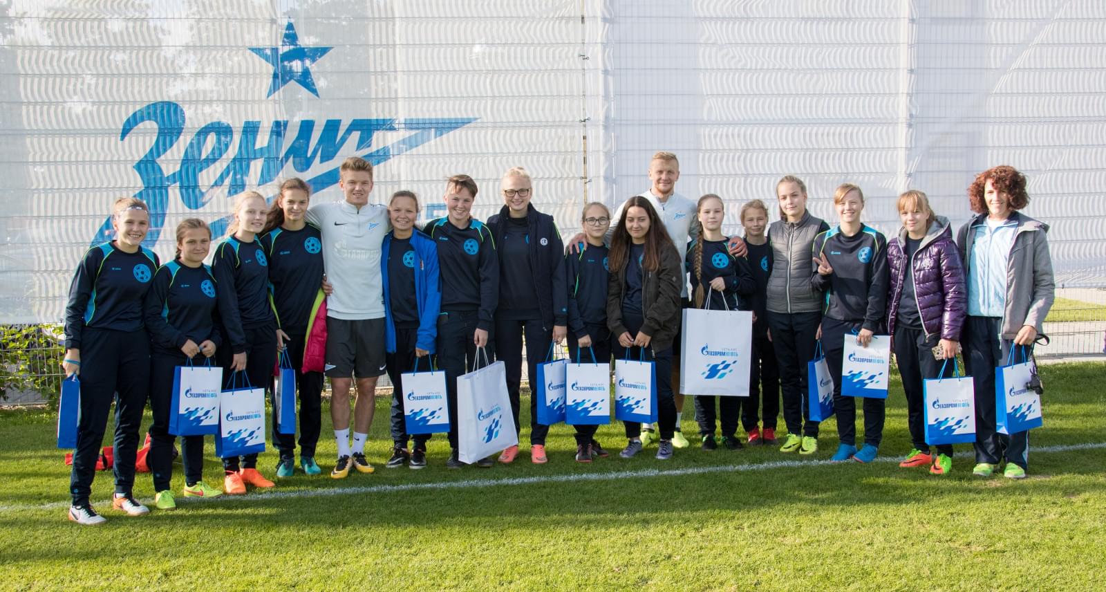 Футболистки «Авроры» в гостях у «Зенита»