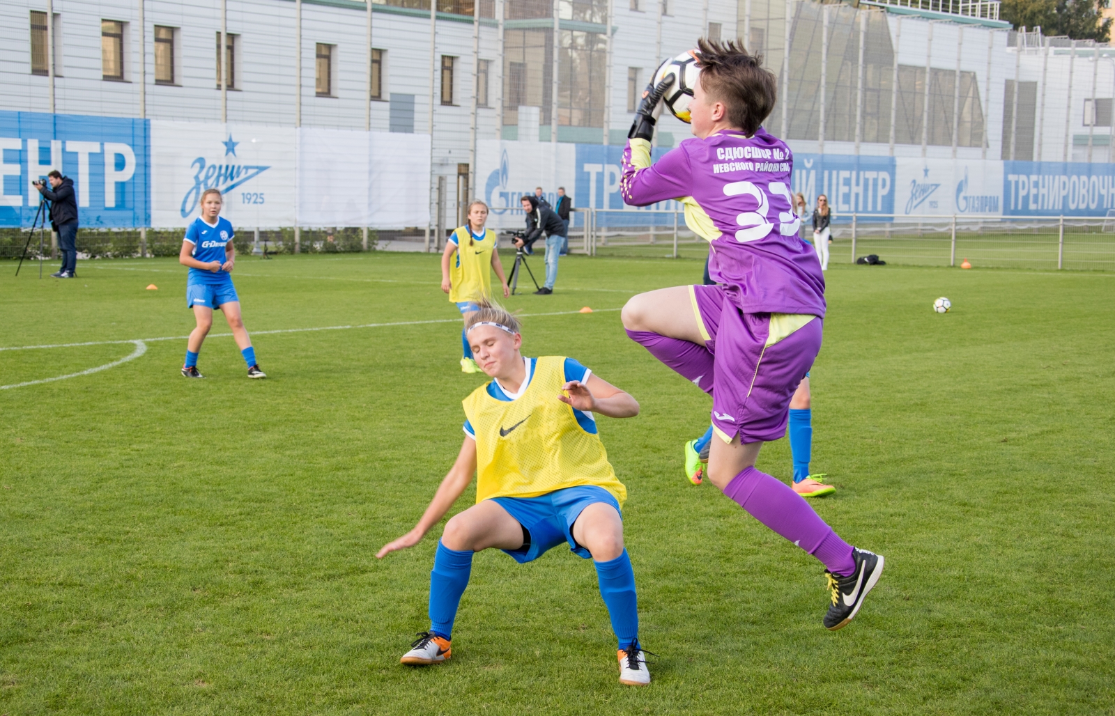 Футболистки «Авроры» в гостях у «Зенита»