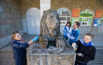 «Марафон добра»: Волонтеры отмыли скульптуры львов, символов  «Зенита»