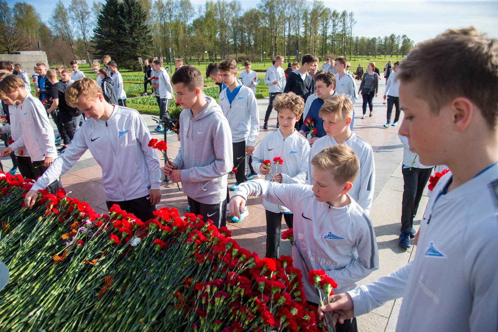 Воспитанники «Газпром»-Академии «Зенита» на Пискаревском мемориале