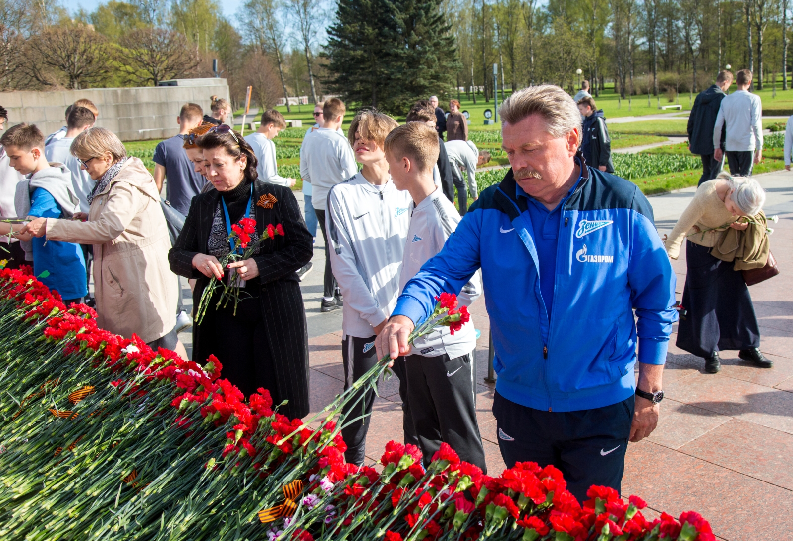 Воспитанники «Газпром»-Академии «Зенита» на Пискаревском мемориале