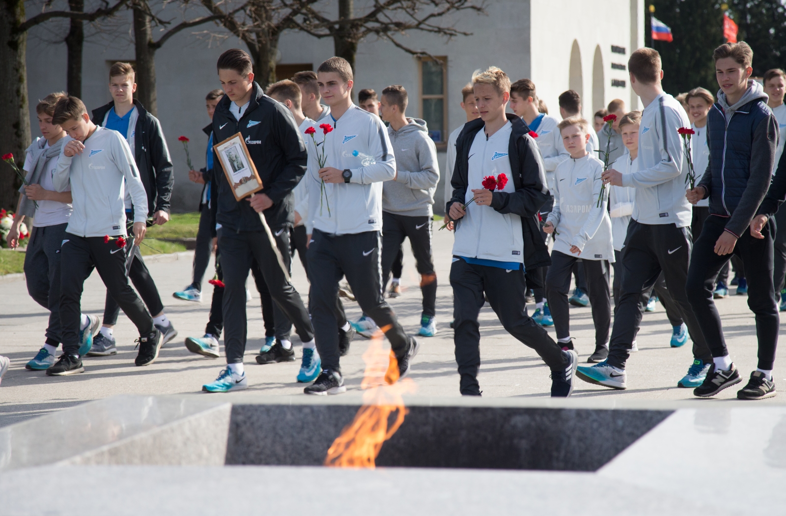 Воспитанники «Газпром»-Академии «Зенита» на Пискаревском мемориале