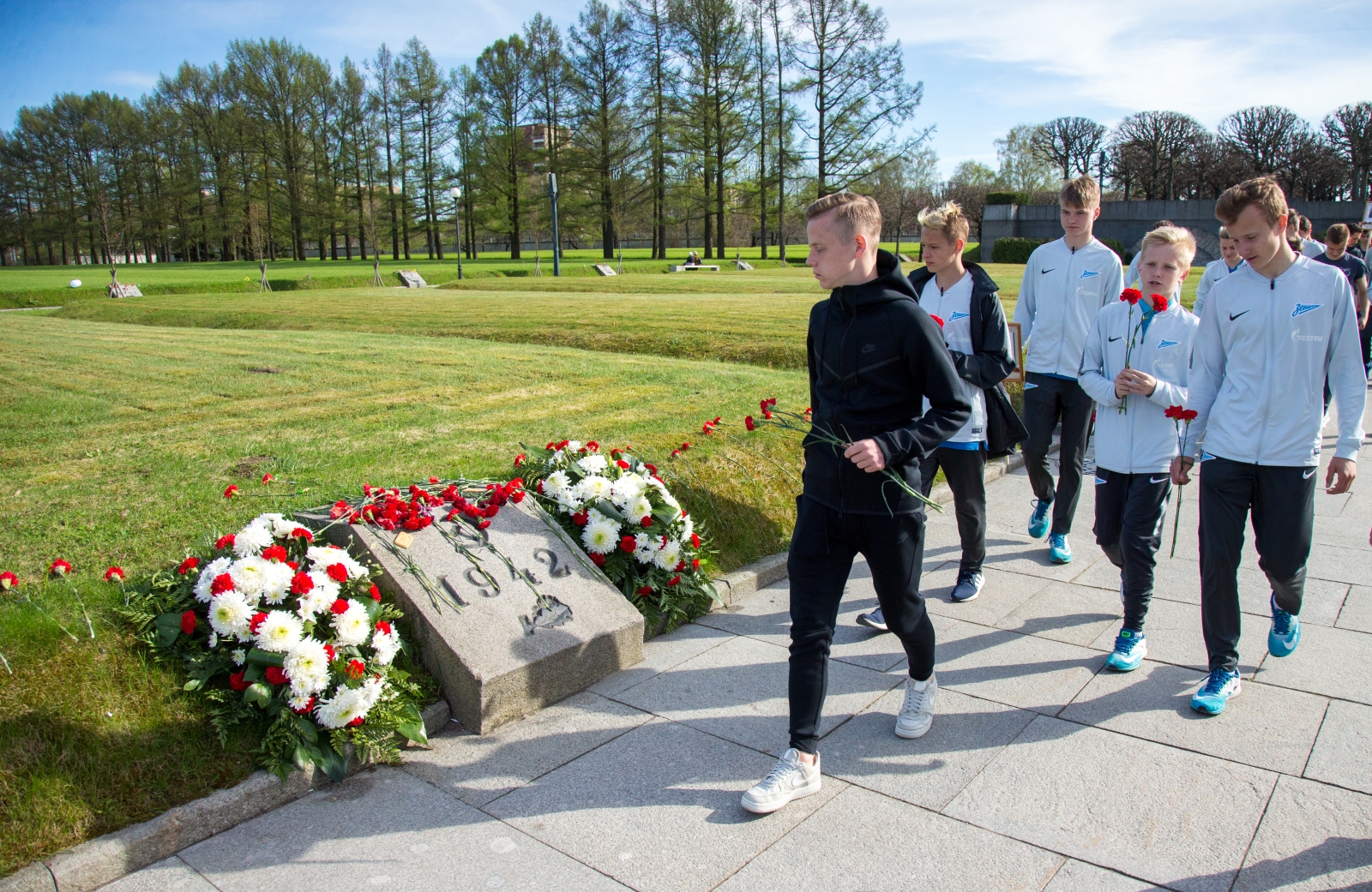 Воспитанники «Газпром»-Академии «Зенита» на Пискаревском мемориале