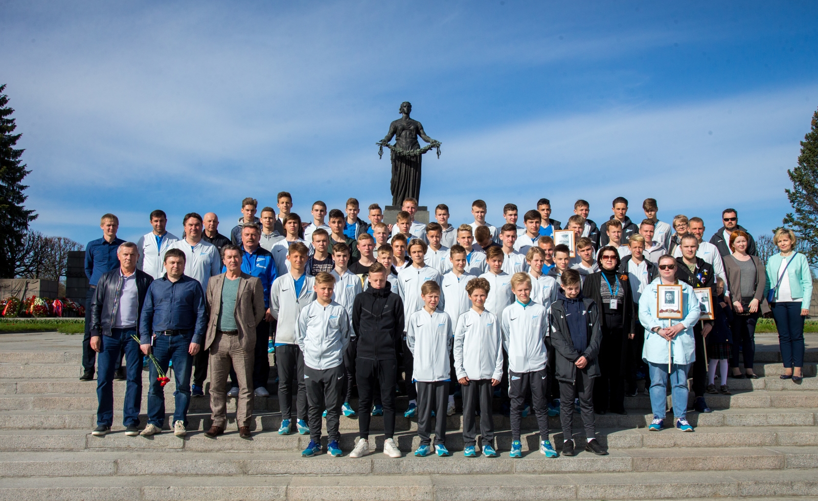 Воспитанники «Газпром»-Академии «Зенита» на Пискаревском мемориале