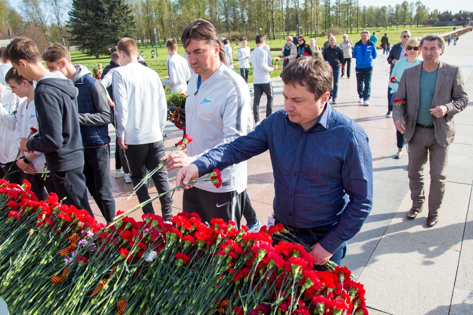 Воспитанники «Газпром»-Академии «Зенита» на Пискаревском мемориале
