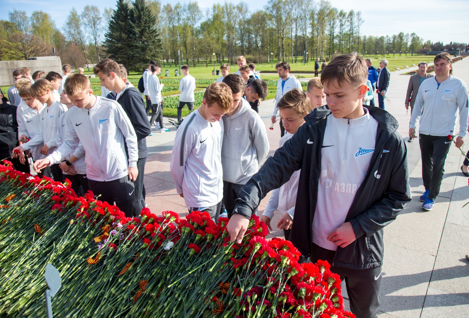 Воспитанники «Газпром»-Академии «Зенита» на Пискаревском мемориале