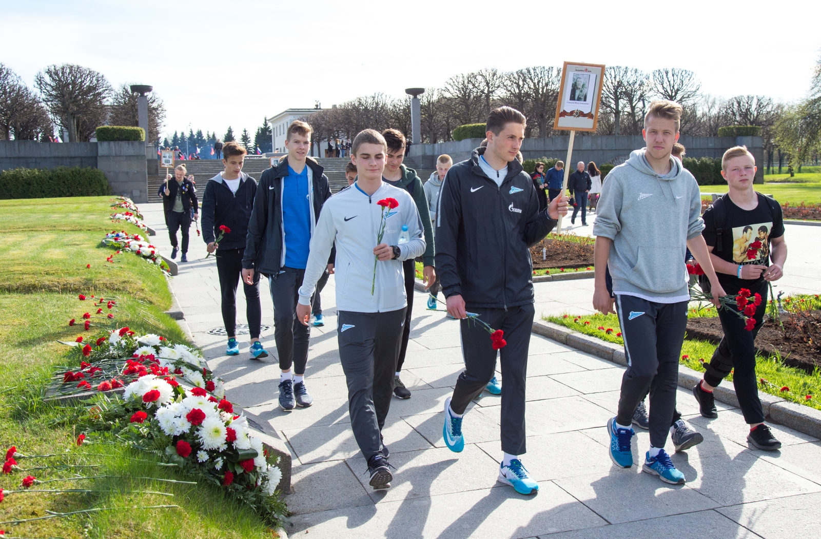 Воспитанники «Газпром»-Академии «Зенита» на Пискаревском мемориале