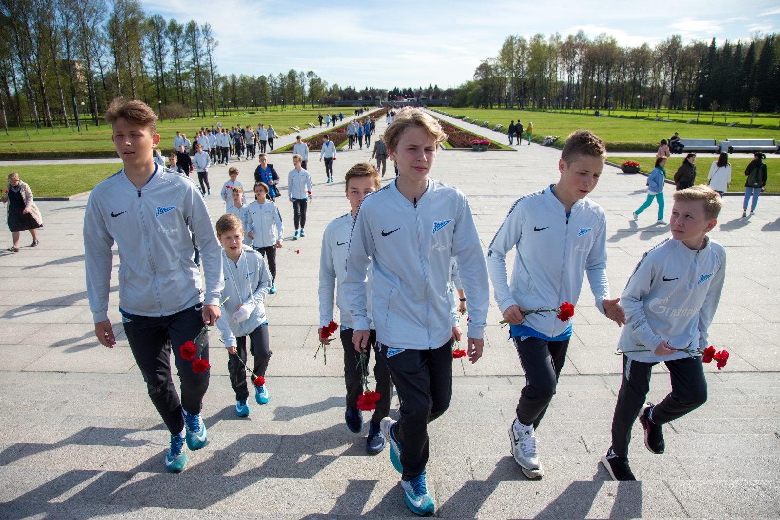 Воспитанники «Газпром»-Академии «Зенита» на Пискаревском мемориале