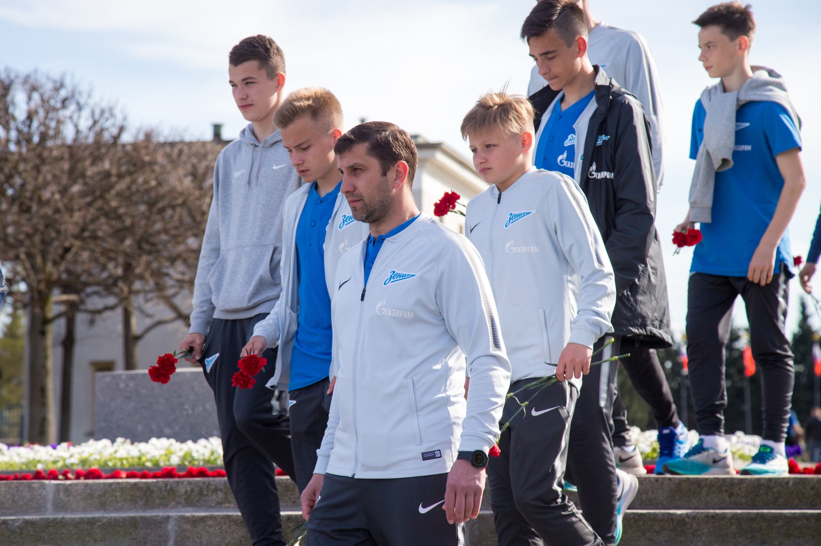 Воспитанники «Газпром»-Академии «Зенита» на Пискаревском мемориале