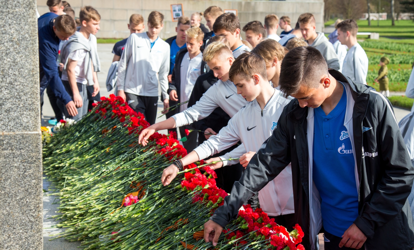 Воспитанники «Газпром»-Академии «Зенита» на Пискаревском мемориале