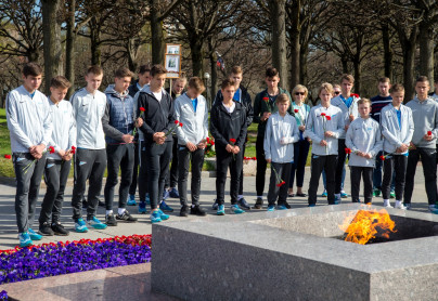 Воспитанники «Газпром»-Академии «Зенита» на Пискаревском мемориале