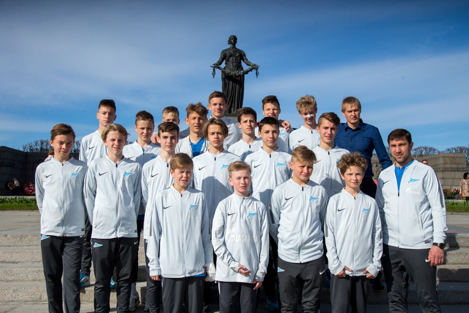 Воспитанники «Газпром»-Академии «Зенита» на Пискаревском мемориале