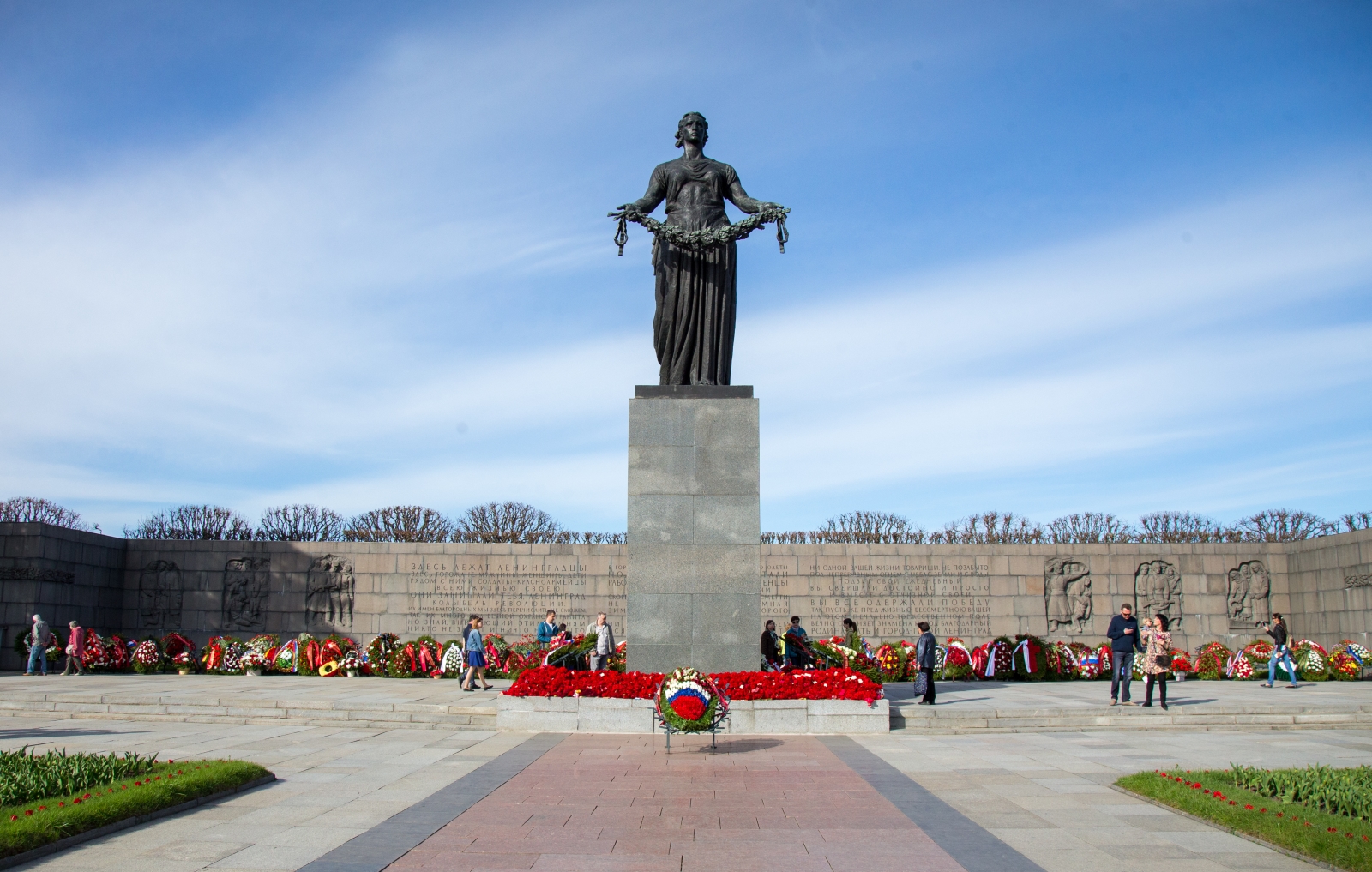 Воспитанники «Газпром»-Академии «Зенита» на Пискаревском мемориале