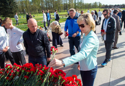 Воспитанники «Газпром»-Академии «Зенита» на Пискаревском мемориале