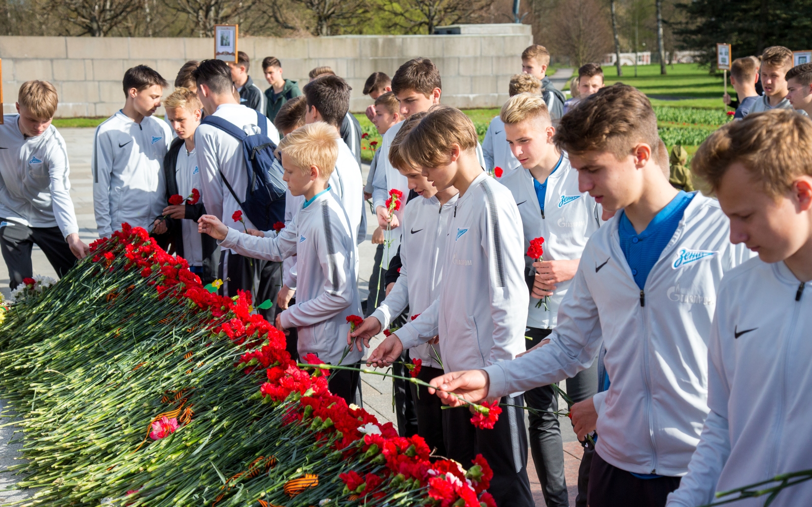 Воспитанники «Газпром»-Академии «Зенита» на Пискаревском мемориале