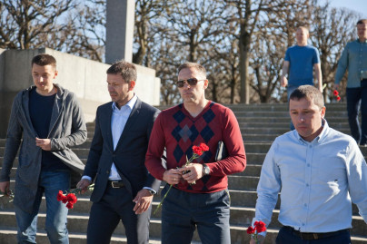 «Зенит»-2 возлагает цветы на Пискаревском мемориальном кладбище
