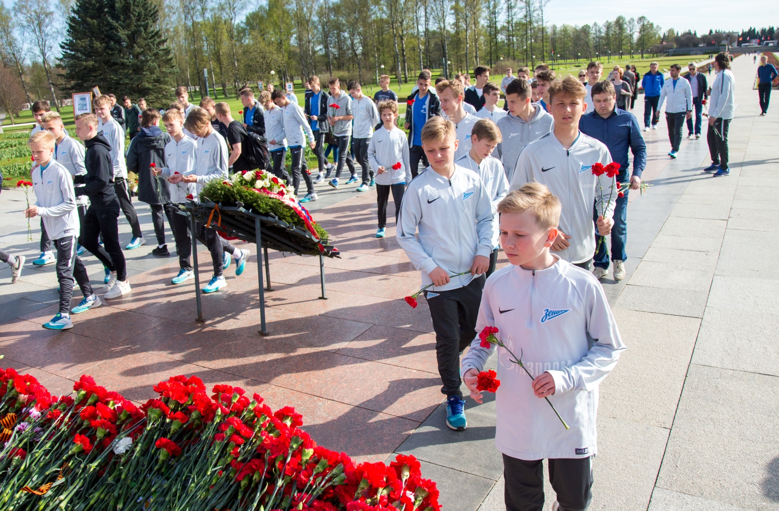 Воспитанники «Газпром»-Академии «Зенита» на Пискаревском мемориале