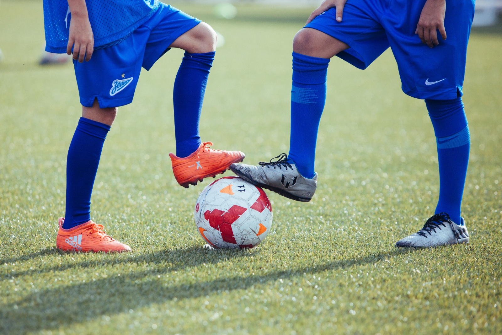 Большой фестиваль футбола: первое занятие участников тренировочного лагеря