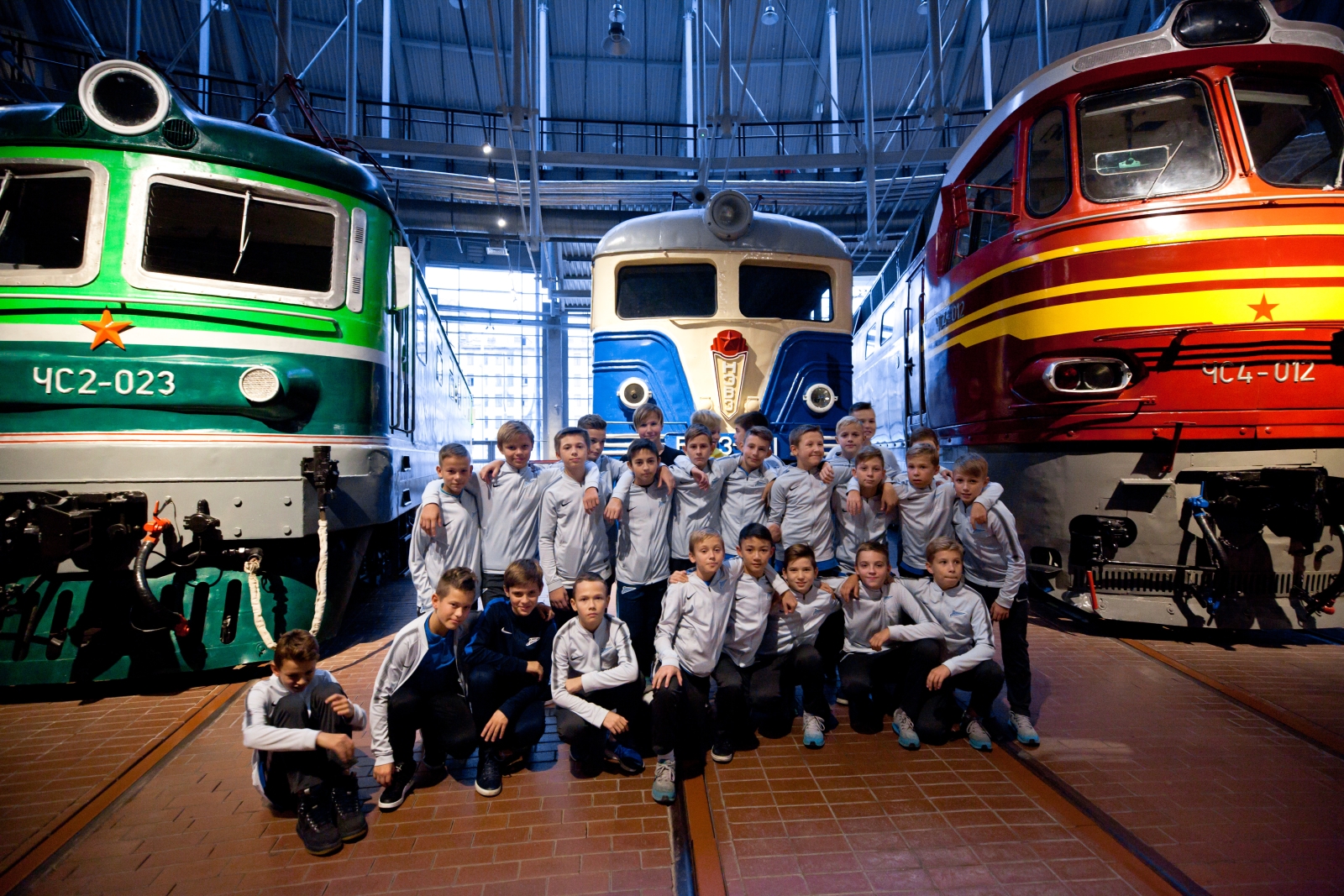 Команда Академии 2006 на экскурсии в музее железных дорог