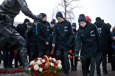 Возложение цветов к памятнику футболистам блокадного Ленинграда