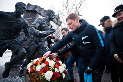 Возложение цветов к памятнику футболистам блокадного Ленинграда