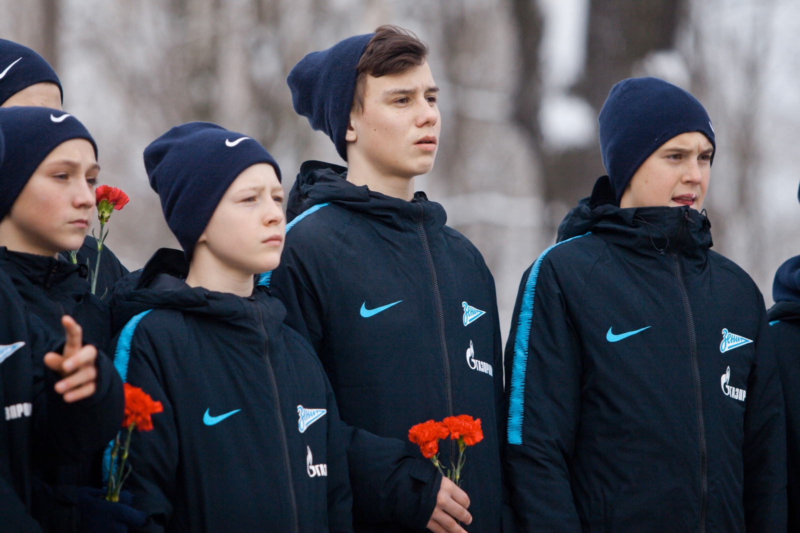 Возложение цветов к памятнику футболистам блокадного Ленинграда